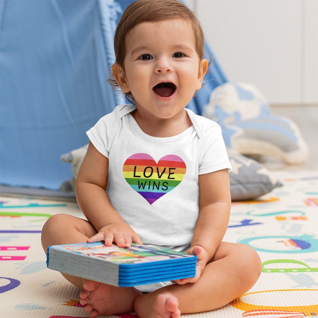 Liebe gewinnt Rainbow Herzpreismonat Baby Strampler (Von Creator hochgeladen)