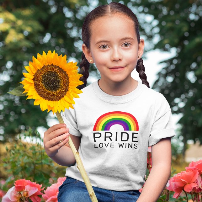 Liebe gewinnt Regenbogenfarben LGBTQ-Gay Pride T-Shirt (Von Creator hochgeladen)