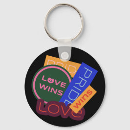 Liebe gewinnt. Stolz. Stolz gewinnt. LGBT+Stolz Schlüsselanhänger