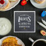 Liebe | Hanukkah-Party Serviette<br><div class="desc">Wenn Sie sich auf eine Ansammlung, ein Cocktail-Party oder ein Abendessen vorbereiten, werden unsere Servietten von Hanukkah Ihrem Tisch eine lustige und festliche Touch verleihen. Entwerfen Sie Ihre eigenen Servietten, um Ihre Partys wirklich einzigartig zu machen. Unsere modernen Hanukkah-Designs werden Ihnen die perfekte Touch zu Ihrem Urlaubstisch hinzufügen. Fügen Sie...</div>