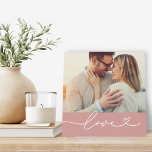 Liebe Heart Script Custom Mute Pink Wedding Foto Fotoplatte<br><div class="desc">Die Dekoration der Hochzeitstischtafeln ist ein beliebtes Foto mit einem minimalen Design aus weißem "Liebe"-Typografie-Overlay,  das blühtest- und Herzdetails enthält. Beachten Sie,  dass der gedämpfte Hintergrund "Rose braun" mit rosa und weißem Hintergrund angepasst werden kann. Eine einzigartige Geschenkidee für ein frisch verheiratetes Paar oder für Ihren Liebsten am Valentinstag!</div>