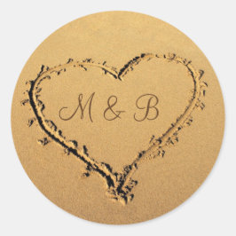 Liebe Herz in Sand Personalisierte Monogramme Runder Aufkleber