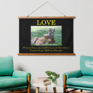 LIEBE Hirsch und Katze lieben einander Wandteppich Mit Holzrahmen