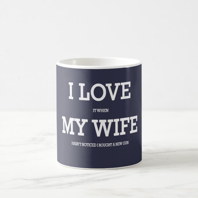 Liebe I meine Ehefrau und Gewehre Kaffeetasse (Mittel)