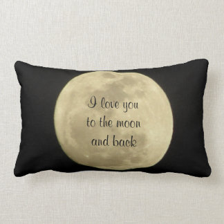 Liebe I Sie zum Mond und zum hinteren Kissen