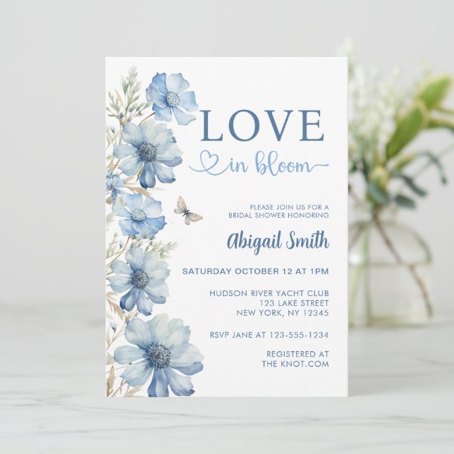 LIEBE IM BLUE BLUE FLORAL BRAUTPARTY EINLADUNG (Stehend Vorderseite)