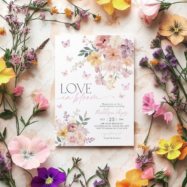 Liebe im blutschmetterlingsfloralen Peach-Brautpar Einladung (Love in Bloom Bridal Shower Invitation | Floral butterfly Bridal Shower)