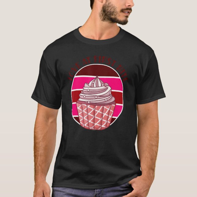 Liebe im ersten Biss Retro Cupcake T-Shirt (Vorderseite)