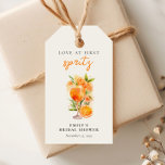 Liebe im ersten Spritz-Brautparty Geschenkanhänger<br><div class="desc">Liebe bei den ersten Spritz Brautparty Geschenktasten</div>