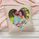 Liebe im Foto Beige Benutzerdefiniertes Herz Kissen<br><div class="desc">Modernes und stilvolles Design mit individuellem Kopfkissendesign zeichnet sich durch ein beliebtes Foto in großer Herzform aus. Das Design mit blühtest- und Herzdetails wird durch eine minimale "Liebe"-Typografie ergänzt. Die neutrale,  graubeige Hintergrundfarbe kann geändert werden. Eine einzigartige Geschenkidee für ein frisch verheiratetes Paar oder für Ihren Liebsten am Valentinstag!</div>