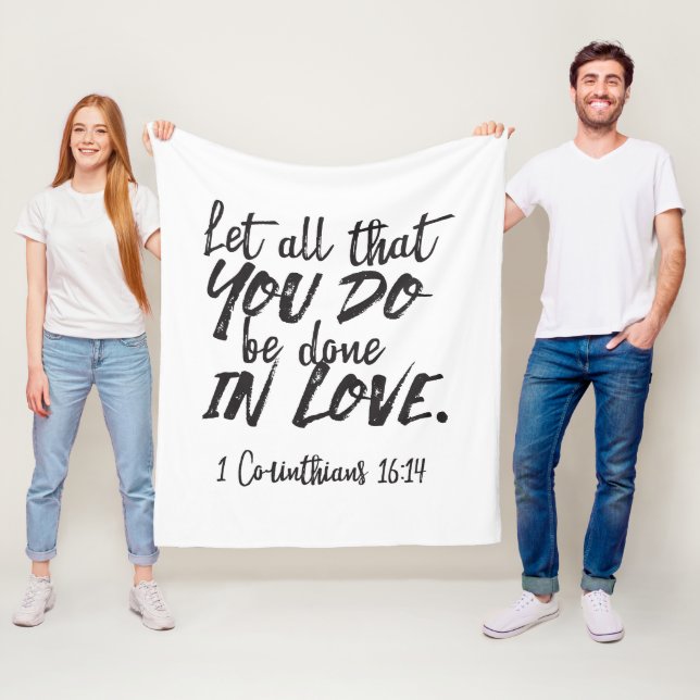 Liebe in Aktion - 1 Korinther 16:14 Inspiration Fleecedecke (Beispiel)