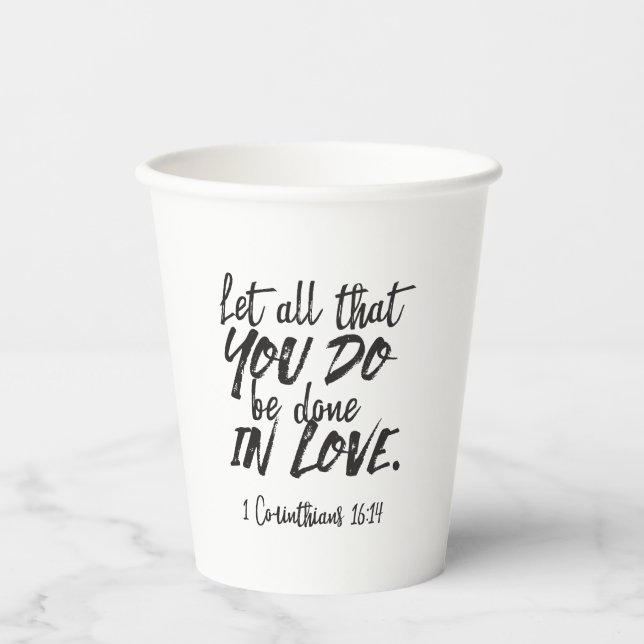Liebe in Aktion - 1 Korinther 16:14 Inspiration Pappbecher (Vorderseite)