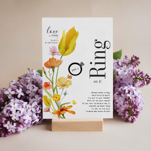 Liebe in Bloom setzen einen Ring auf ihr Brautpart Einladung