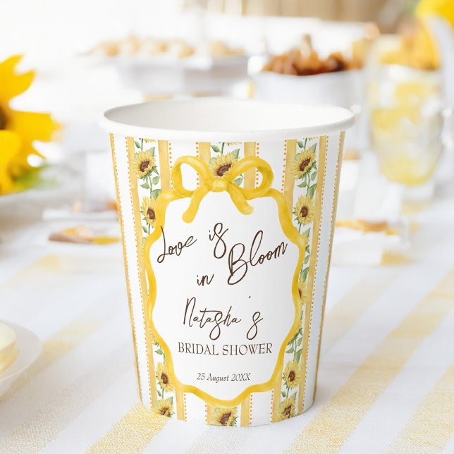 Liebe in blühenden Sonnenblumen Brautparty mit Mon Pappbecher (Love in bloom sunflowers bridal shower monogrammed paper cups yellow retro stripes personalized cups)