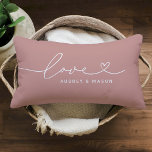 Liebe in Heart Script Dusty Rose Custom Typografy Lendenkissen<br><div class="desc">Modernes und stilvolles Design mit Kissen für Lumbalwirbelkissen und einem einfachen und minimalen "Liebe"-Typografie-Design,  das blüh- und Herzdetails enthält. Personalisieren Sie den unten stehenden Großbuchstaben mit einem Monogramm für ein Paar oder eine Familie,  ein Zitat oder einen anderen bevorzugten Text. Die staubneutrale Rose ist in Rosa und Weiß gehalten.</div>