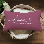 Liebe in Heart Script Rose Wine Custom Monogram Lendenkissen<br><div class="desc">Modernes und stilvolles Design mit Kissen für Lumbalwirbelkissen und einem einfachen und minimalen "Liebe"-Typografie-Design,  das blüh- und Herzdetails enthält. Personalisieren Sie den unten stehenden Großbuchstaben mit einem Monogramm für ein Paar oder eine Familie,  ein Zitat oder einen anderen bevorzugten Text. Die Rose in Rot und Weiß kann modifiziert werden.</div>