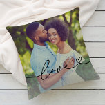 Liebe in Schwarz-Script mit dem Foto für Herz Kissen<br><div class="desc">Modernes und stilvolles Design mit individuellem Kopfkissendesign und einem beliebten Foto mit einem minimalen schwarzen Typografie-Overlay-Design,  das blühtest- und Herzdetails enthält. Der schwarze Text kann angepasst werden. Eine einzigartige Geschenkidee für ein frisch verheiratetes Paar oder für Ihren Liebsten am Valentinstag!</div>