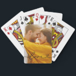 Liebe in Schwarz-Script mit dem Foto für Herz Spielkarten<br><div class="desc">Moderne und stilvolle,  benutzerdefinierte Spielkarten zeichnen sich durch ein beliebtes Foto mit einem minimalen schwarzen Typografie-Overlay-Design aus,  das blühtest- und Herzdetails enthält. Der schwarze Text kann angepasst werden. Eine einzigartige Geschenkidee für ein frisch verheiratetes Paar oder für Ihren Liebsten am Valentinstag!</div>