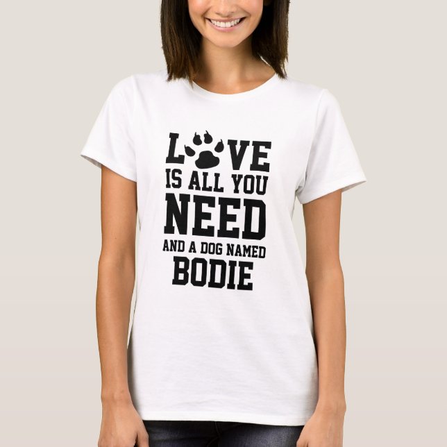 Liebe ist alles, was Sie brauchen, und ein Hund mi T-Shirt (Vorderseite)