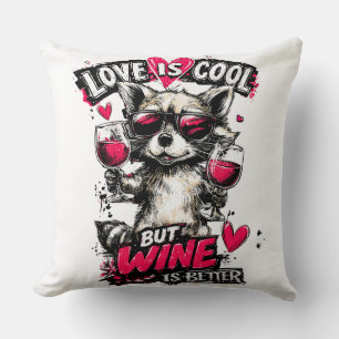 Liebe ist cool, aber Wein ist besser Waschbär Kissen