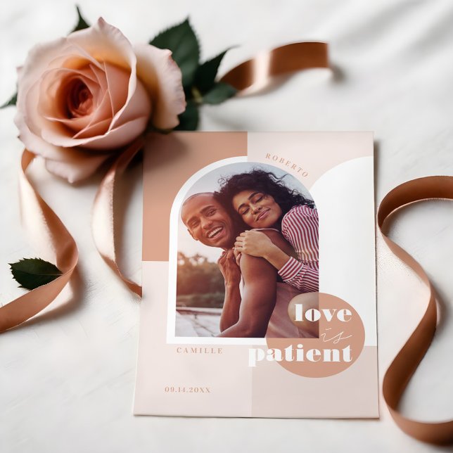 Liebe ist das Foto des geometrischen Blush Coupels Save The Date (Love is Patient Geometric Blush Couple's Photo Save The Date)
