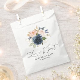 Liebe ist eine Hochzeit mit Süßwasser und Blütenbl Geschenktütchen