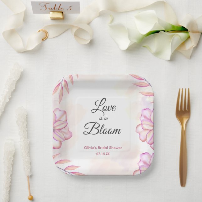 Liebe ist im Blütenfarbenfloralen Brautparty Pappteller (Hochzeit)