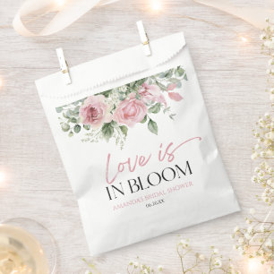 Liebe ist im blutrosa Rosenblütenblüten Brautparty Geschenktütchen