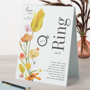 Liebe ist in Bloom setzen einen Ring auf das Braut Tischaufsteller