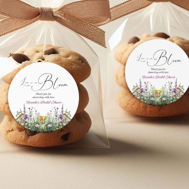 Liebe ist in Bloom Wildblume Blumenkohl Brautparty Runder Aufkleber (Von Creator hochgeladen)