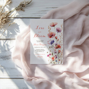 Liebe ist in blühenden Wildblumen blumengeschmückt Einladung