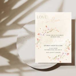 Liebe ist in Blüten-Hochzeitsdusche - Florales Gar Einladung