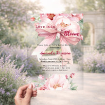 Liebe ist in Blütenfloralen rosa Bogen Brautparty