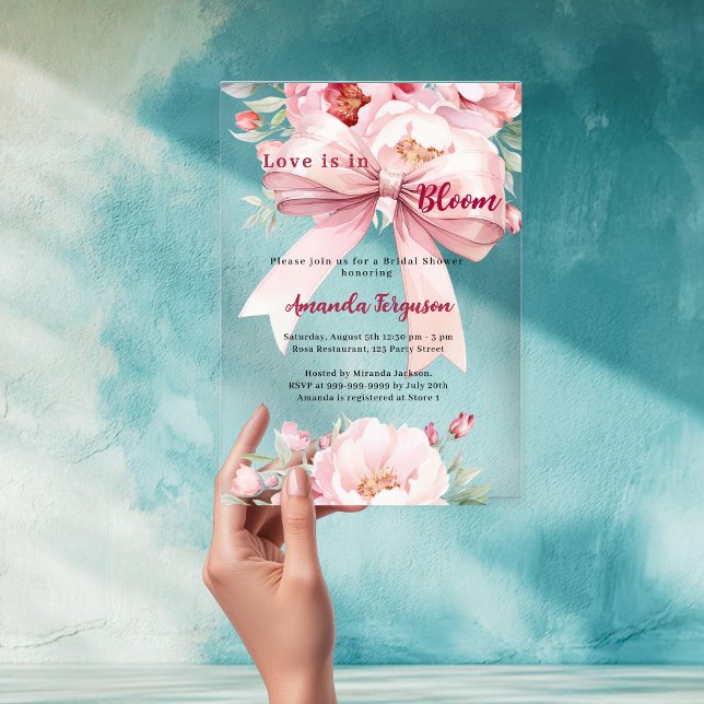 Liebe ist in Blütenfloralen rosa Bogen Brautparty Acryleinladungen (Von Creator hochgeladen)