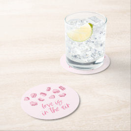 Liebe ist in den rosa Herzen Runder Pappuntersetzer