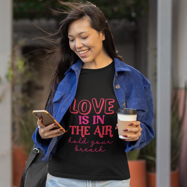 Liebe ist in der Luft, halten Sie den Atem an T-Shirt (Von Creator hochgeladen)