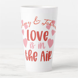 Liebe ist in der Luft, mit Herz für Paar. Milchtasse