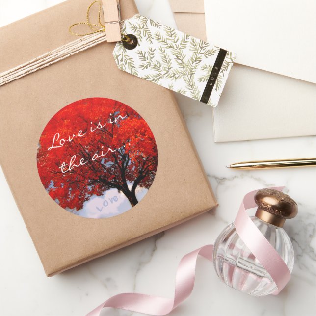Liebe ist in der Luft Red Tree Typografy Cloud Runder Aufkleber (Schenken)