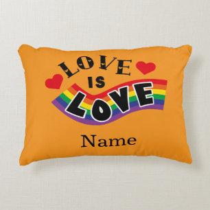 Liebe ist Liebe Regenbogenband-Typografie mit Herz Dekokissen