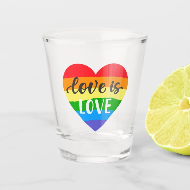 Liebe ist Liebe Regenbogenherz Schnapsglas (Vorderseite)