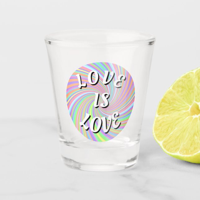 Liebe ist Liebe-Stolz Schnapsglas (Vorderseite)