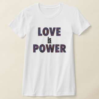 Liebe ist Macht T-Shirt mit mehrfarbigen Wörtern.