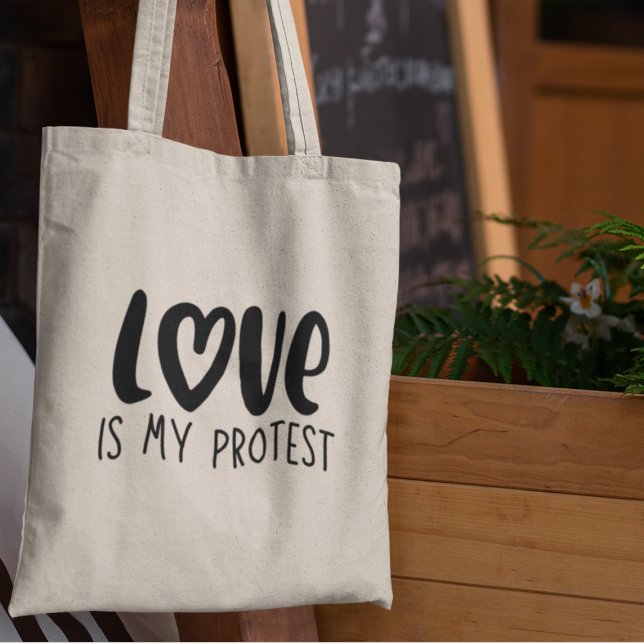 Liebe ist mein Protest für soziale Gerechtigkeit E Tragetasche (Get yours today and wear your heart on your bag!)