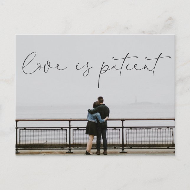 Liebe ist Patient, der die Hochzeitskarte zurückge Postkarte (Vorderseite)