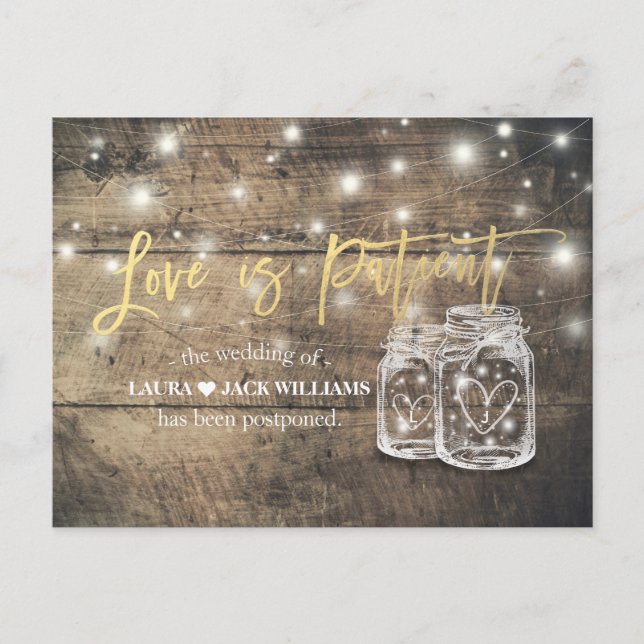 Liebe ist Patient Hochzeit Postponement Mason Jars Ankündigungspostkarte (Vorderseite)