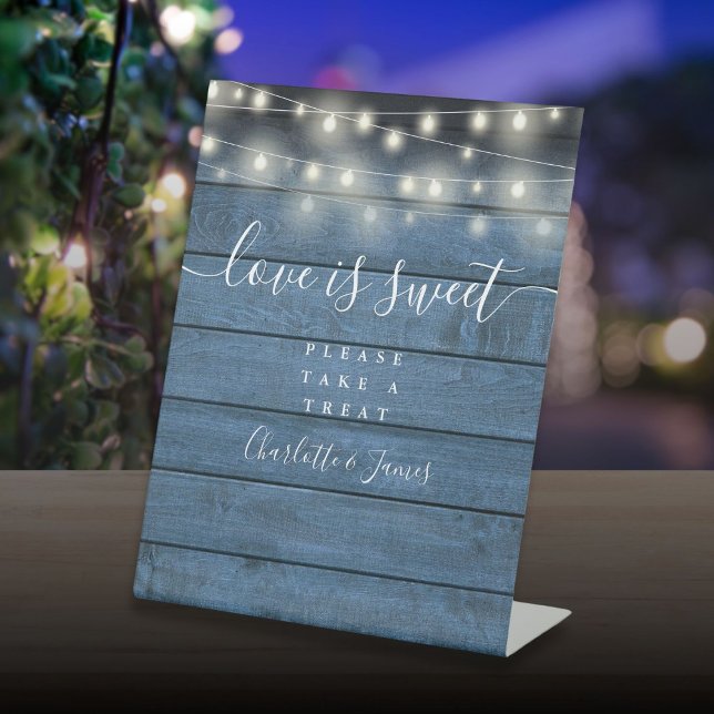 Liebe ist süß Gefältweih leuchten blaues rustikale Sockelschild (Love Is Sweet Favor String Lights Blue Rustic Wood Pedestal Sign)