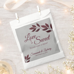 Liebe ist Sweet Burgundy Blätter auf graue Hochzei Geschenktütchen