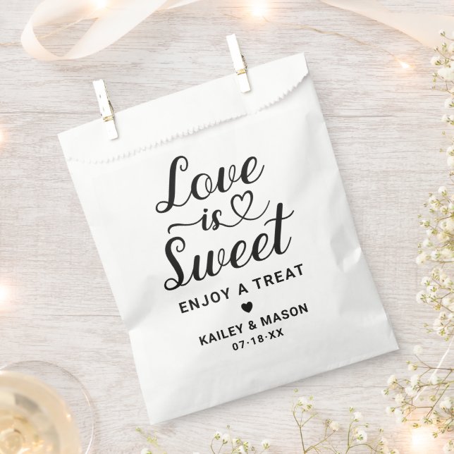 Liebe ist Sweet Modern Black Heart Script Hochzeit Geschenktütchen (Ausgeschnitten)