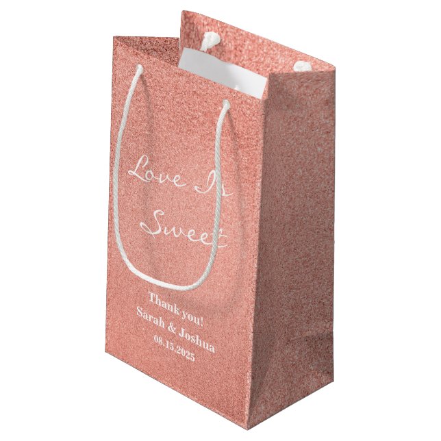 Liebe ist Sweet Pink Rose Gold Script Gastgeschenk Kleine Geschenktüte (Rückseite Schrägansicht)