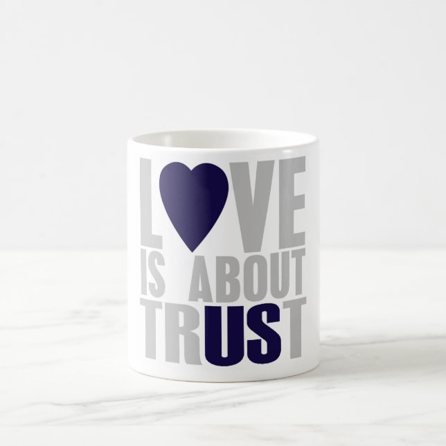Liebe ist über Vertrauen Kaffeetasse (Mittel)